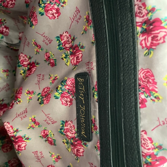 RARE Betsey Johnson white bag! Designer writing & rose embellished satin lining. - Picture 5 of 11